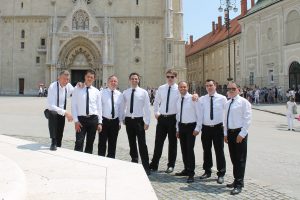 Klapa Kmeti ispred zagrebačke katedrale